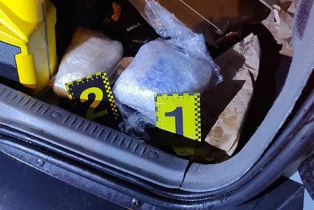 Служебная собака нацгвардейцев обнаружила в багажнике легкового автомобиля наркотики