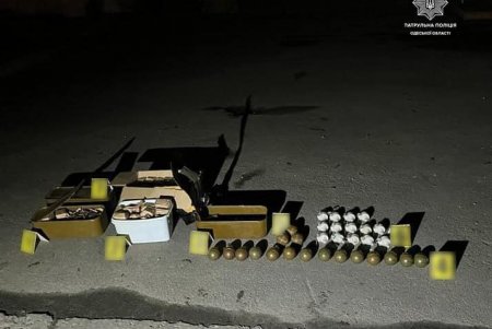 Одесские патрульные во время комендантского часа остановили водителя с боеприпасами (фото)