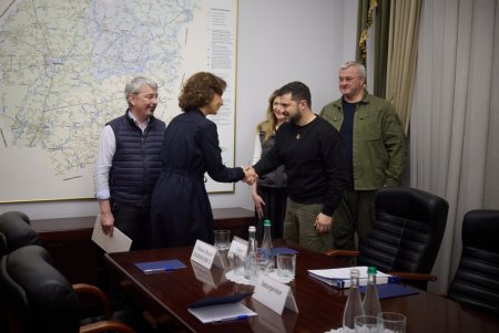 Генеральный директор ЮНЕСКО вручила Зеленскому сертификат о внесении Одессы в список Всемирного наследия 