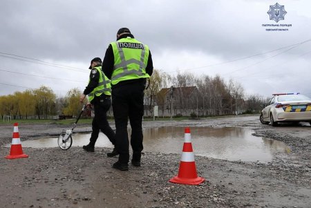 Для проверки состояния улично-дорожной сети Одесской области полицейсуие проводят инспекцию (фото)