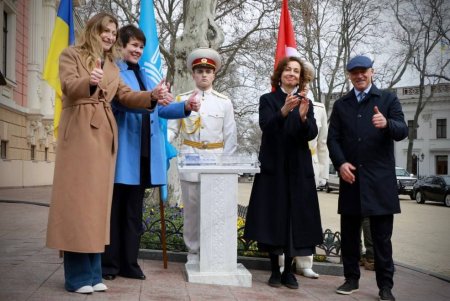 В Одессе торжественно открыли табличку, посвященную включению исторического центра города в список всемирного наследия ЮНЕСКО (фото)