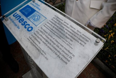 В Одессе торжественно открыли табличку, посвященную включению исторического центра города в список всемирного наследия ЮНЕСКО (фото)