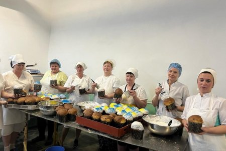 Одесситы пекут пасхальные куличи для жителей Херсона, который находится под постоянными обстрелами (фото, видео) 