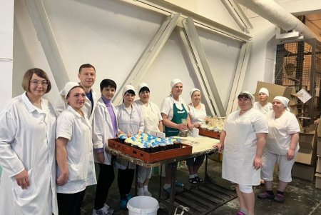 Одесситы пекут пасхальные куличи для жителей Херсона, который находится под постоянными обстрелами (фото, видео) 
