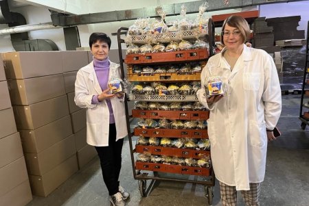 Одесситы пекут пасхальные куличи для жителей Херсона, который находится под постоянными обстрелами (фото, видео) 