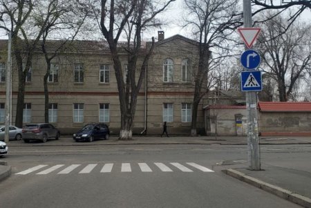 Коммунальщики обновили дорожную разметку на нескольких улицах в Приморском районе (фото)