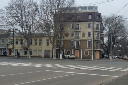 Коммунальщики обновили дорожную разметку на нескольких улицах в Приморском районе (фото)