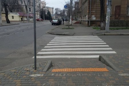 Коммунальщики обновили дорожную разметку на нескольких улицах в Приморском районе (фото)