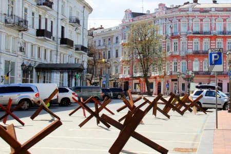 Площадь с необычной историей и постоянно меняющимися названиями (фоторепортаж)