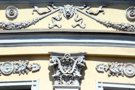 Площадь с необычной историей и постоянно меняющимися названиями (фоторепортаж)
