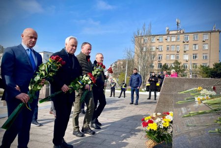 В Одессе возложили цветы в честь 79-й годовщины освобождения от нацистских оккупантов (фото, видео)