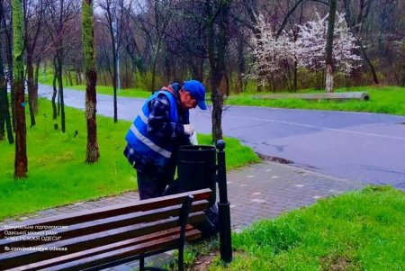 Одесские коммунальщики поддерживают уникальный одесский колорит в режиме «нон-стоп» (фото)