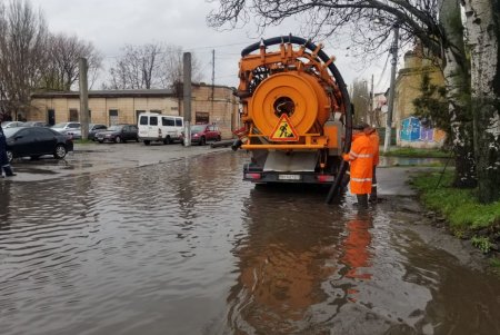 Из-за продолжительного дождя подтопило Ярмарочную площадь на Пересыпи (фото)