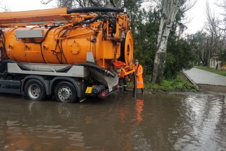 Из-за продолжительного дождя подтопило Ярмарочную площадь на Пересыпи (фото)