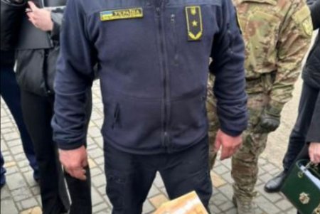  Чиновник Одесской таможни организовал схему получения взяток за ввоз в Украину незадекларированных наличных денег