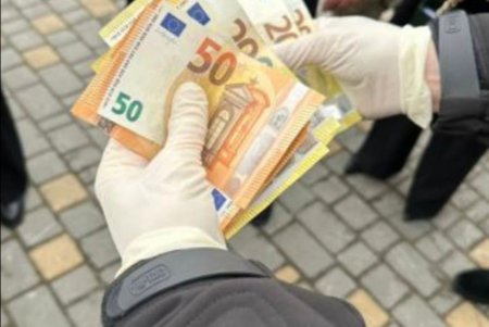  Чиновник Одесской таможни организовал схему получения взяток за ввоз в Украину незадекларированных наличных денег