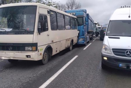 На трассе Одесса-Рени в ДТП столкнулись два пассажирских автобуса и грузовик: травмированы два человека (фото)