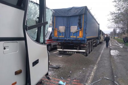 На трассе Одесса-Рени в ДТП столкнулись два пассажирских автобуса и грузовик: травмированы два человека (фото)