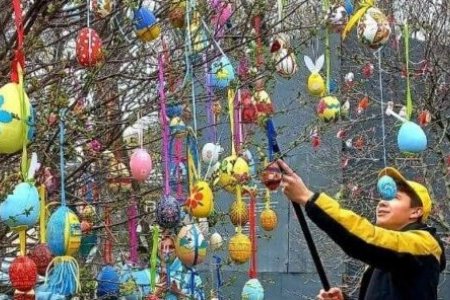 Одесские школьники традиционно украсили в Городском саду Пасхальное дерево Мира (фото)