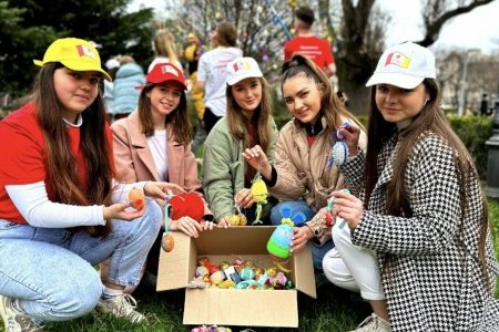 Одесские школьники традиционно украсили в Городском саду Пасхальное дерево Мира (фото)