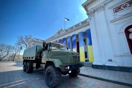 Одесский муниципалитет передал бригаде ТрО грузовик КрАЗ и тактические аптечки (видео, фото)