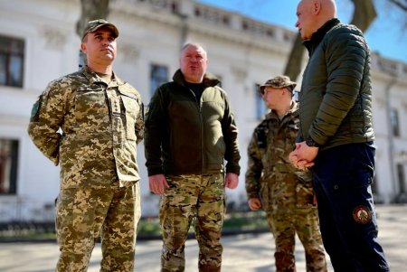 Одесский муниципалитет передал бригаде ТрО грузовик КрАЗ и тактические аптечки (видео, фото)