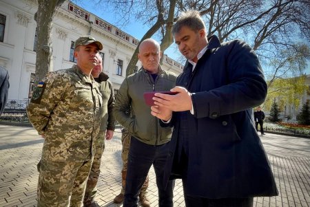 Одесский муниципалитет передал бригаде ТрО грузовик КрАЗ и тактические аптечки (видео, фото)