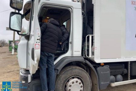 При покупке мусоровоза группа чиновников из Белгорода-Днестровского «нагрела» государство почти на миллион гривен (фото)