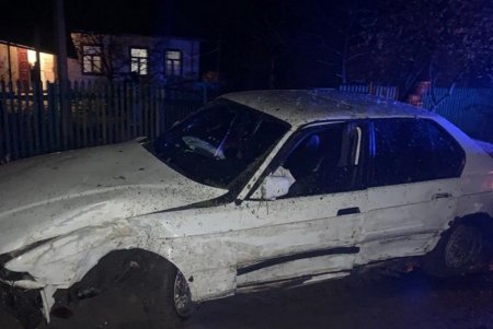«Отпраздновал»: ночью пьяный водитель в Саврани протаранил забор частного дома (фото)