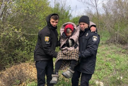 Упала и не смогла встать: пожилая жительница Староказацкой ОТГ чуть не умерла в лесополосе от обезвоживания и переохлаждения (фото)
