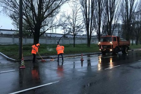 Более четырехсот коммунальщиков работают на улицах города над предотвращением подтоплений (фото)