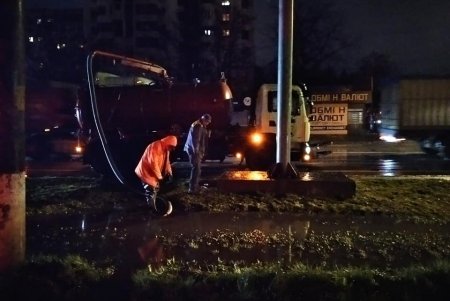 Более четырехсот коммунальщиков работают на улицах города над предотвращением подтоплений (фото)