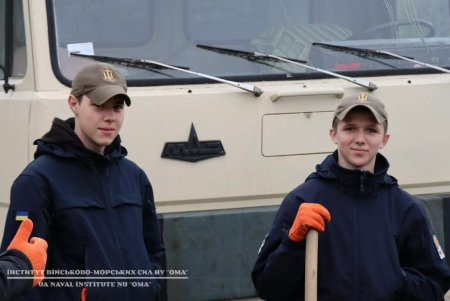 Будущие военные моряки привели в порядок старинное одесское казацкое кладбище