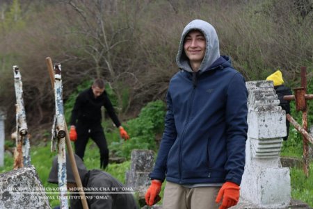 Будущие военные моряки привели в порядок старинное одесское казацкое кладбище