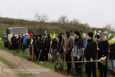 Будущие военные моряки привели в порядок старинное одесское казацкое кладбище