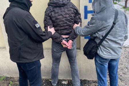 Одессит вымогал восемь тысяч долларов от матери призывника, угрожая отправкой сына в горячую точку (фото)