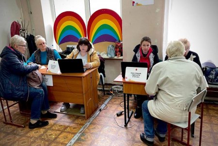 В Гуманитарный центр Киевского района ежедневно обращаются около 700 человек (фото, видео)