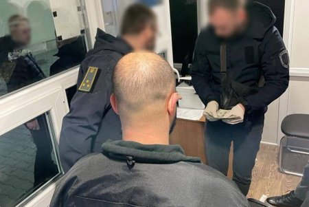 Старший инспектор Одесской таможни ответит перед судом за систематическое вымогательство взяток