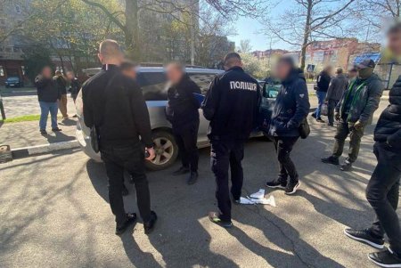 Житель Одесской области за шесть тысяч долларов США переправлял за границу призывников под видом волонтеров (фото)