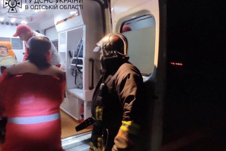 Березовские спасатели помогли выбраться мужчине из кабины покореженного грузовика (фото)