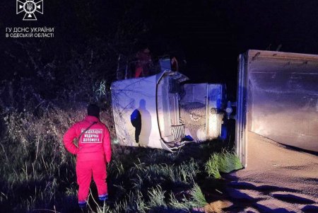 Березовские спасатели помогли выбраться мужчине из кабины покореженного грузовика (фото)