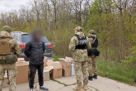 Житель Кодымы пытался заработать на безакцизных сигаретах, но его автомобиль с товаром остановили пограничники (фото)