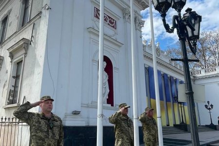 В Одессе подняли флаги Украины в честь годовщины создания военно-морского флота (фото, видео)