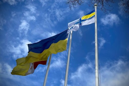 В Одессе подняли флаги Украины в честь годовщины создания военно-морского флота (фото, видео)