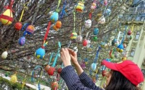 Одесские школьники традиционно украсили в Городском саду Пасхальное дерево Мира (фото)