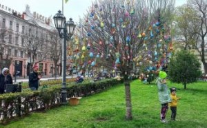 Одесские школьники традиционно украсили в Городском саду Пасхальное дерево Мира (фото)