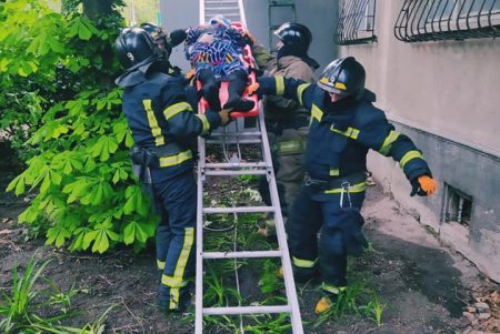 В Малиновском районе Одессы 70-летняя женщина упала с пятого этажа и осталась жива (фото)