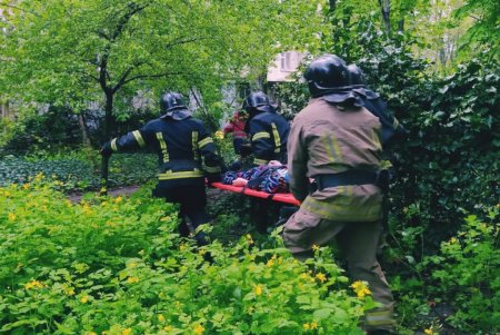 В Малиновском районе Одессы 70-летняя женщина упала с пятого этажа и осталась жива (фото)