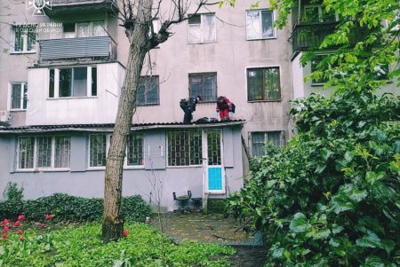 В Малиновском районе Одессы 70-летняя женщина упала с пятого этажа и осталась жива (фото)
