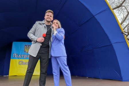 В центральном городском парке «Подержали своих» и пошли «С песней к Победе»  (фото)